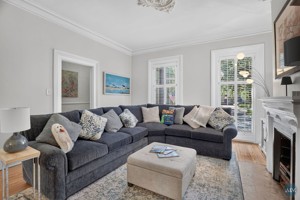 featured image of 208 E Taylor St