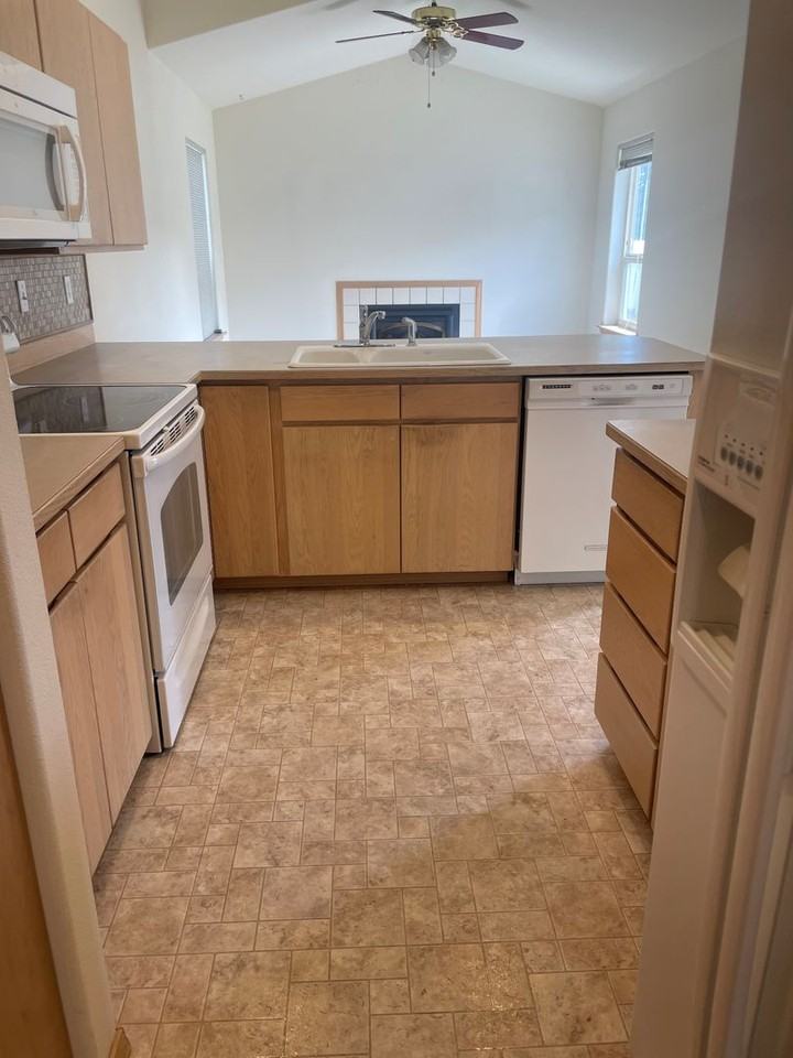 1585 Carson Ct - Photo 3 of 18