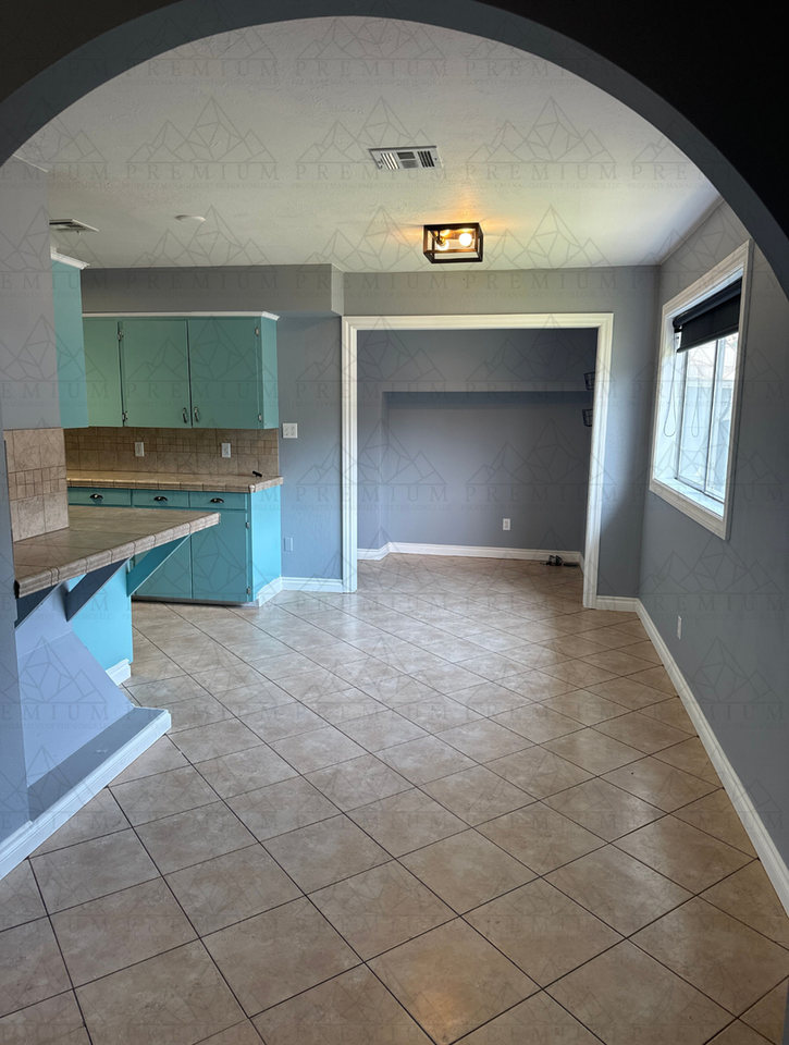 1420 Oregon St - Photo 3 of 20