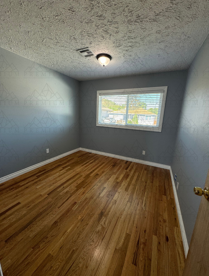 1420 Oregon St - Photo 7 of 20