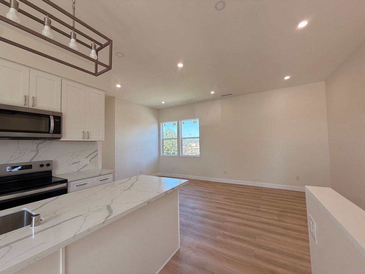 5167 Ewing St - Photo 5 of 16