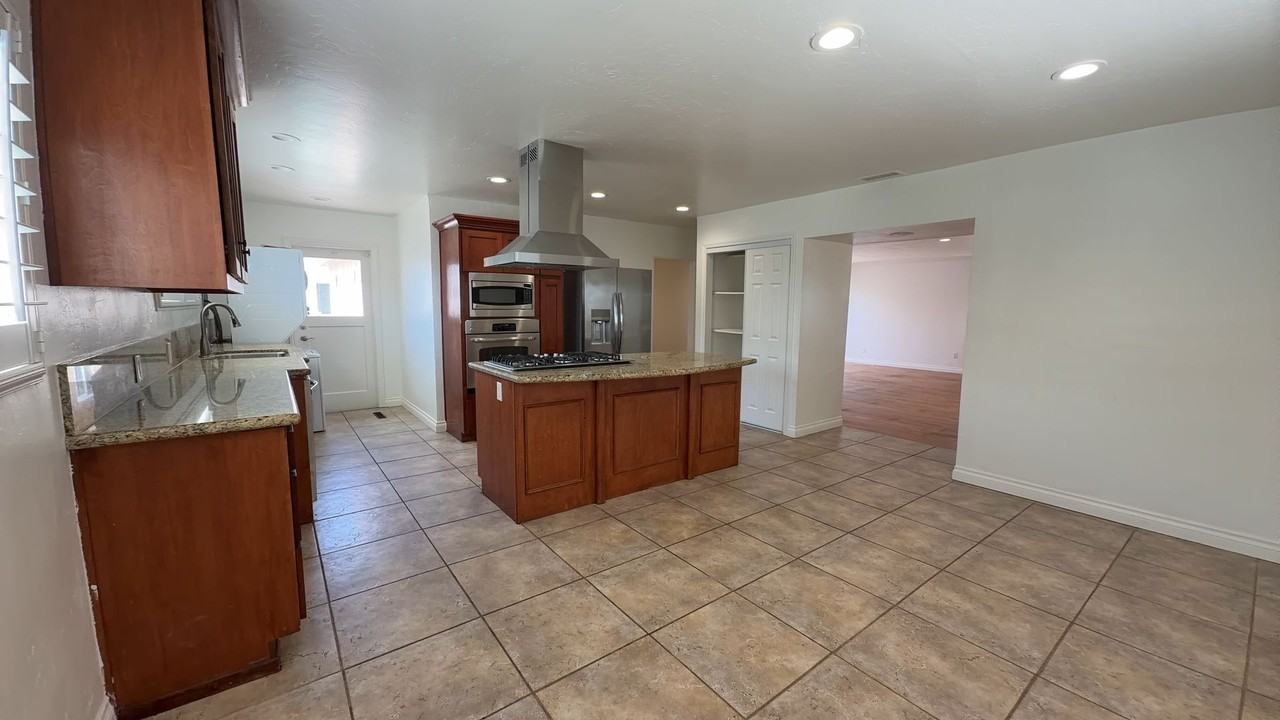 5644 Dorothy Way - Photo 4 of 17
