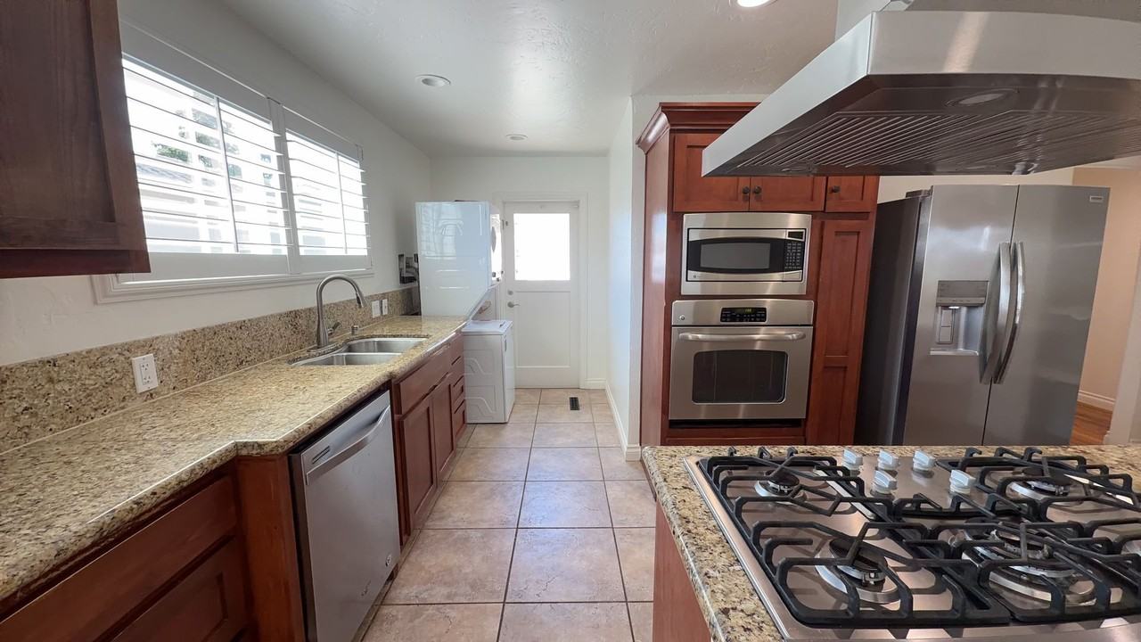 5644 Dorothy Way - Photo 5 of 17