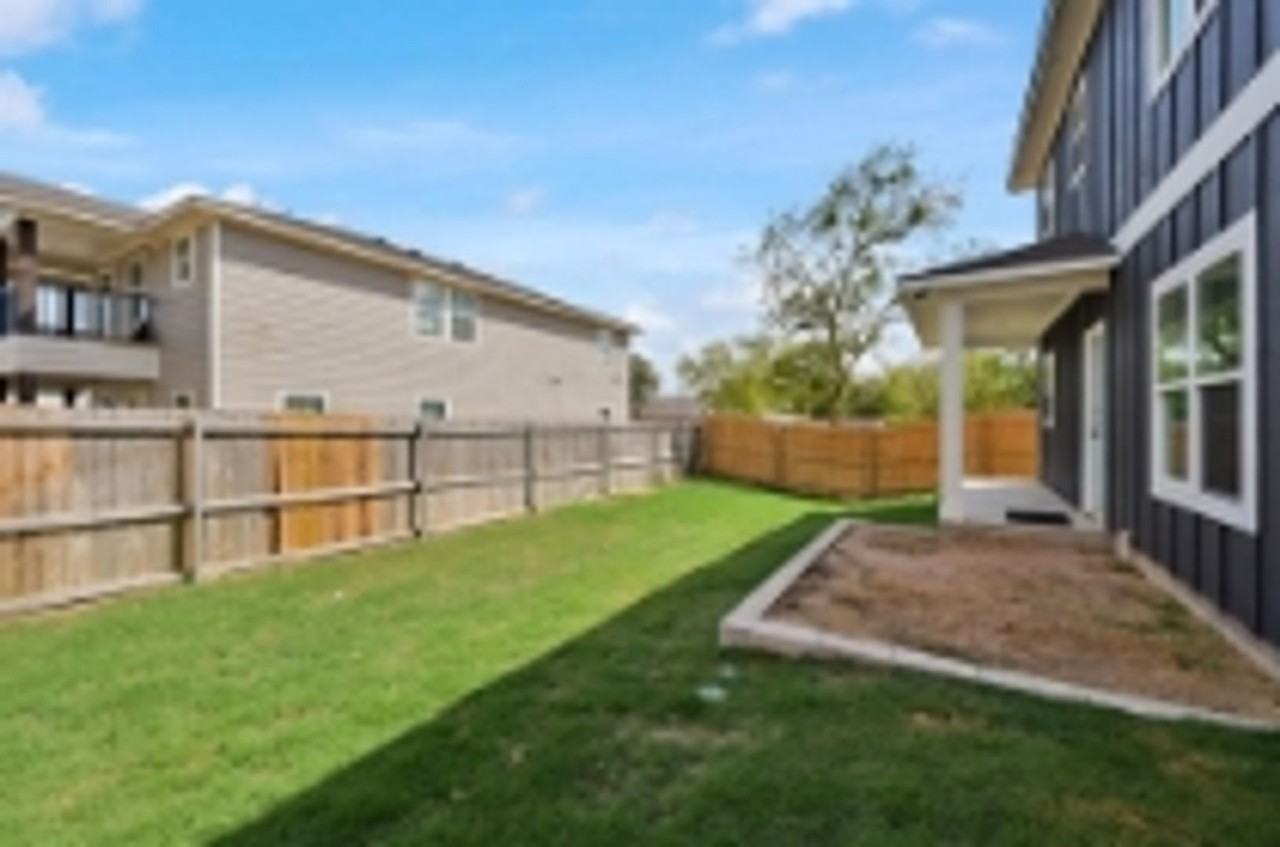 418 Edward St - Photo 5 of 15