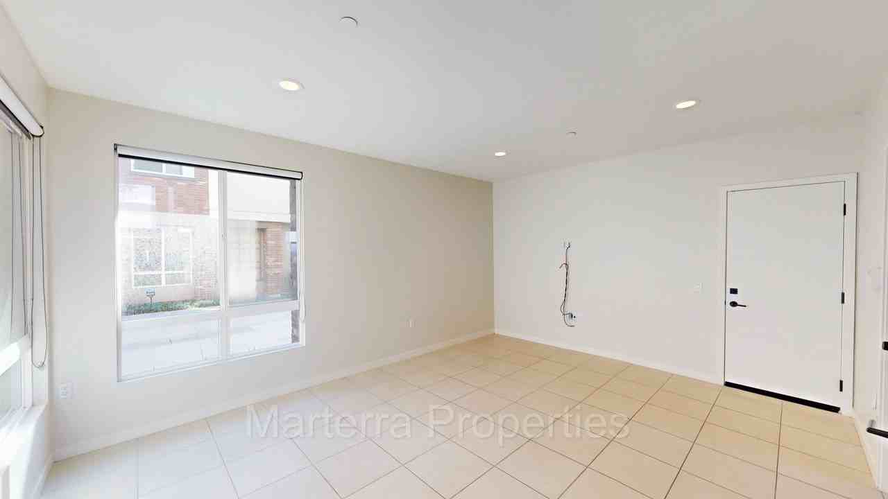 812 Brickyard Ln - Photo 2 of 35