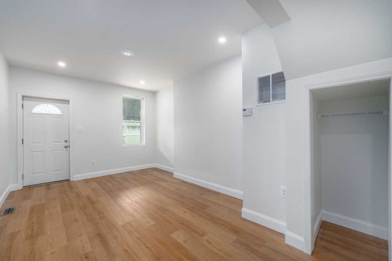 433 W 23rd St - Photo 2 of 34