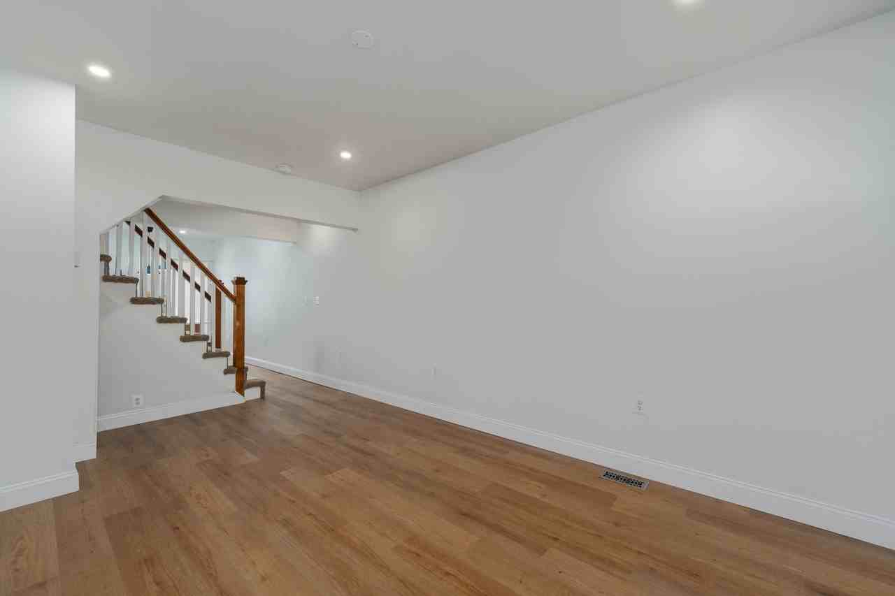 433 W 23rd St - Photo 3 of 34