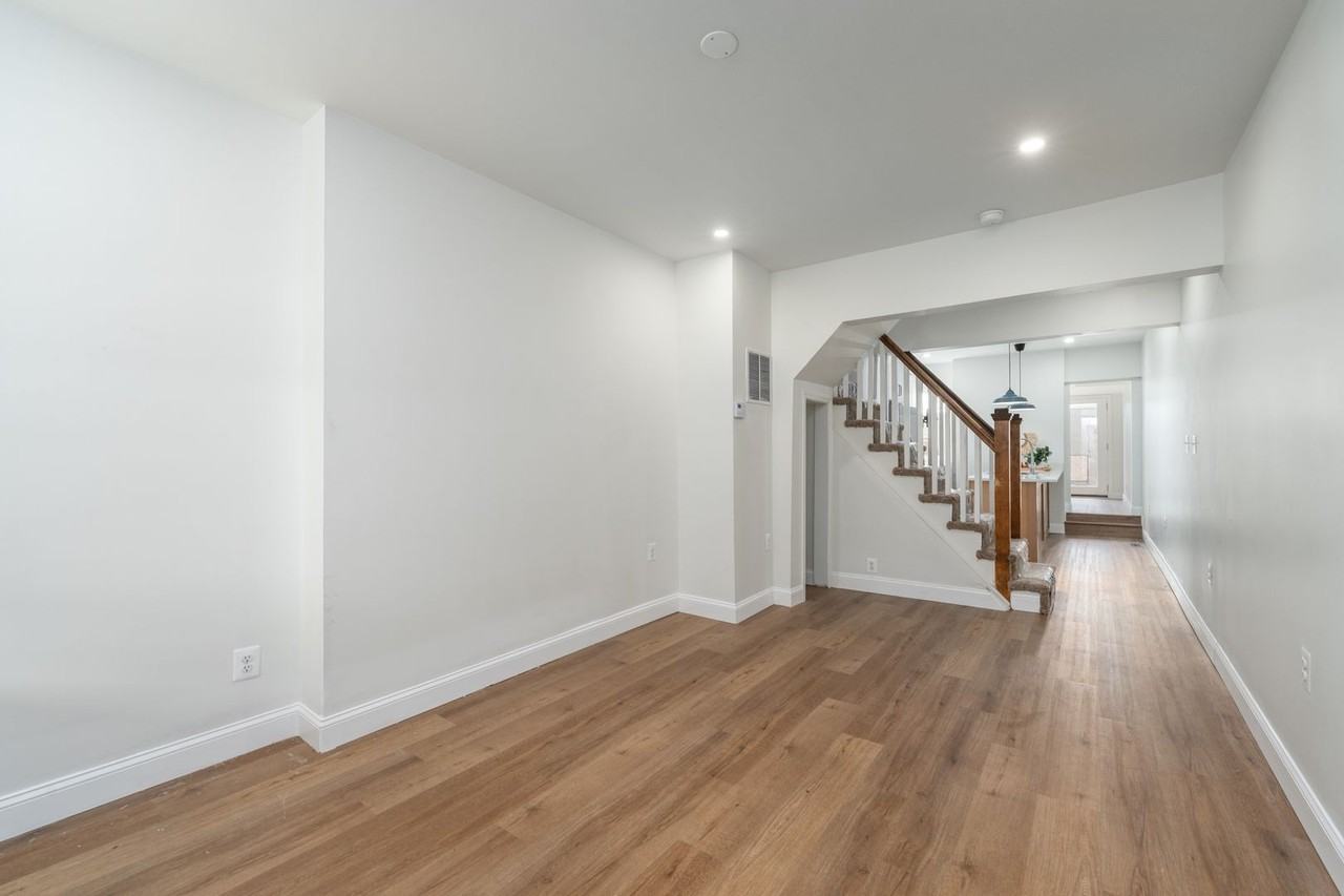 433 W 23rd St - Photo 4 of 34