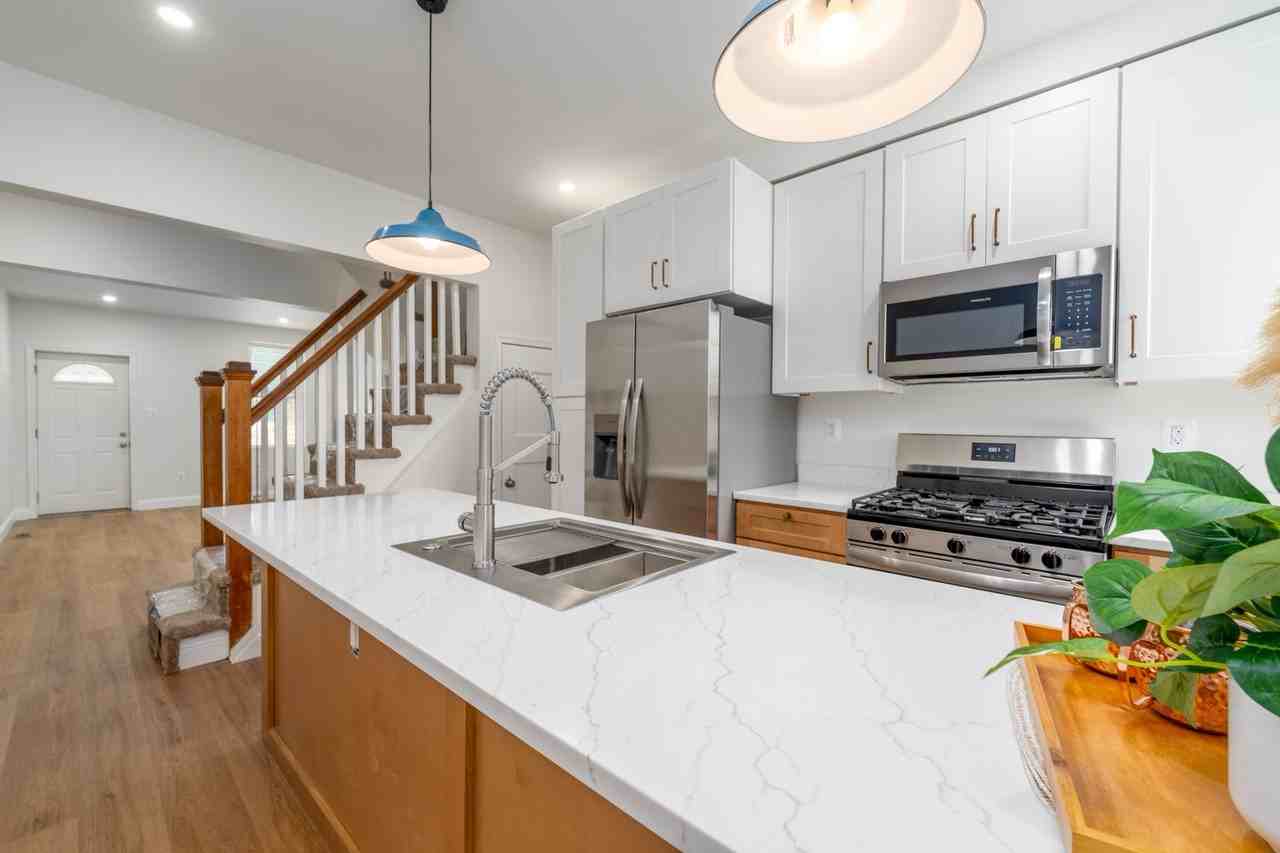 433 W 23rd St - Photo 5 of 34