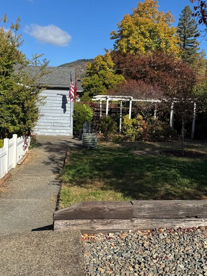 1040 Ne Madrone St - Photo 3 of 28