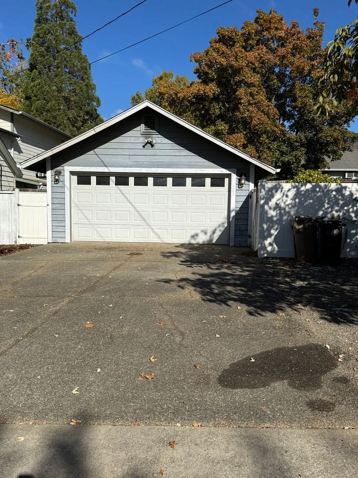 1040 Ne Madrone St - Photo 4 of 28