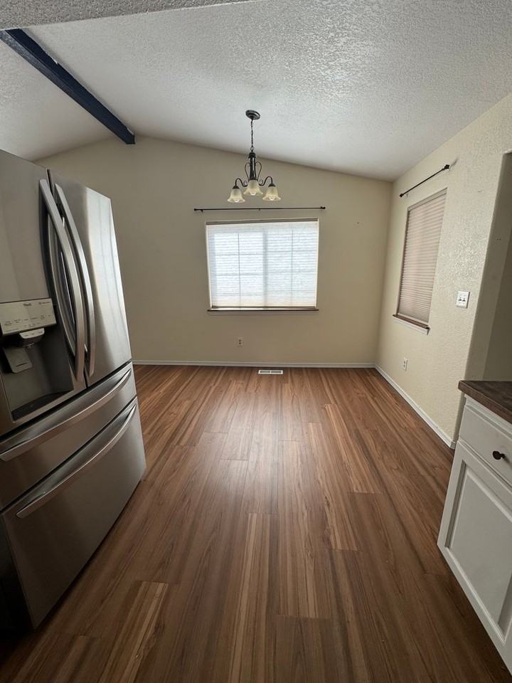 1040 Ne Madrone St - Photo 7 of 28