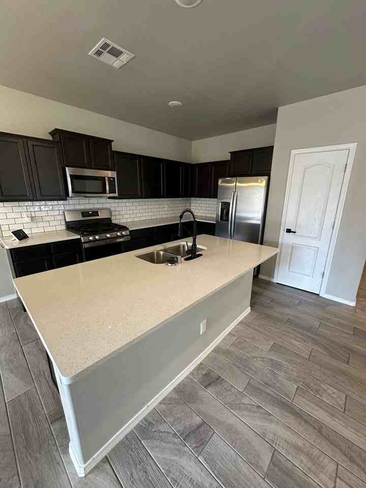 4610 Lotus Ave - Photo 5 of 34