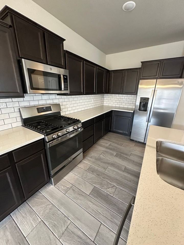 4610 Lotus Ave - Photo 6 of 34