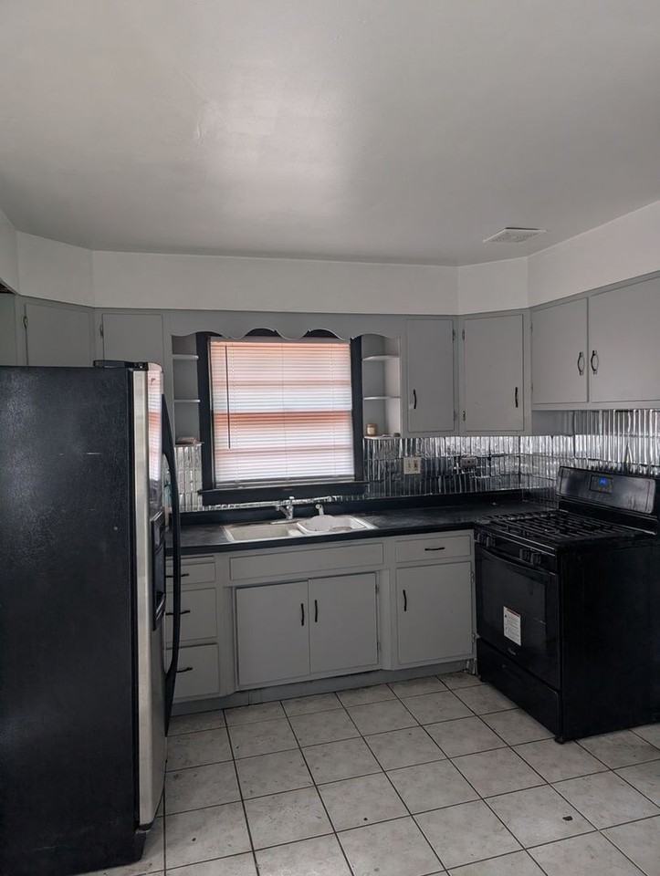 14914 Dearborn St - Photo 7 of 10