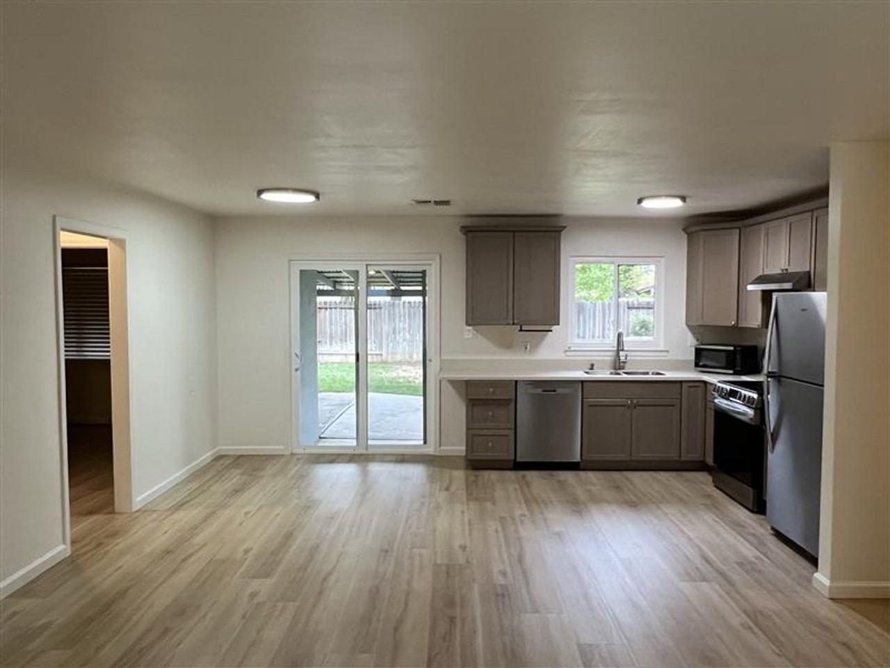 2221 Waterford Rd - Photo 2 of 11