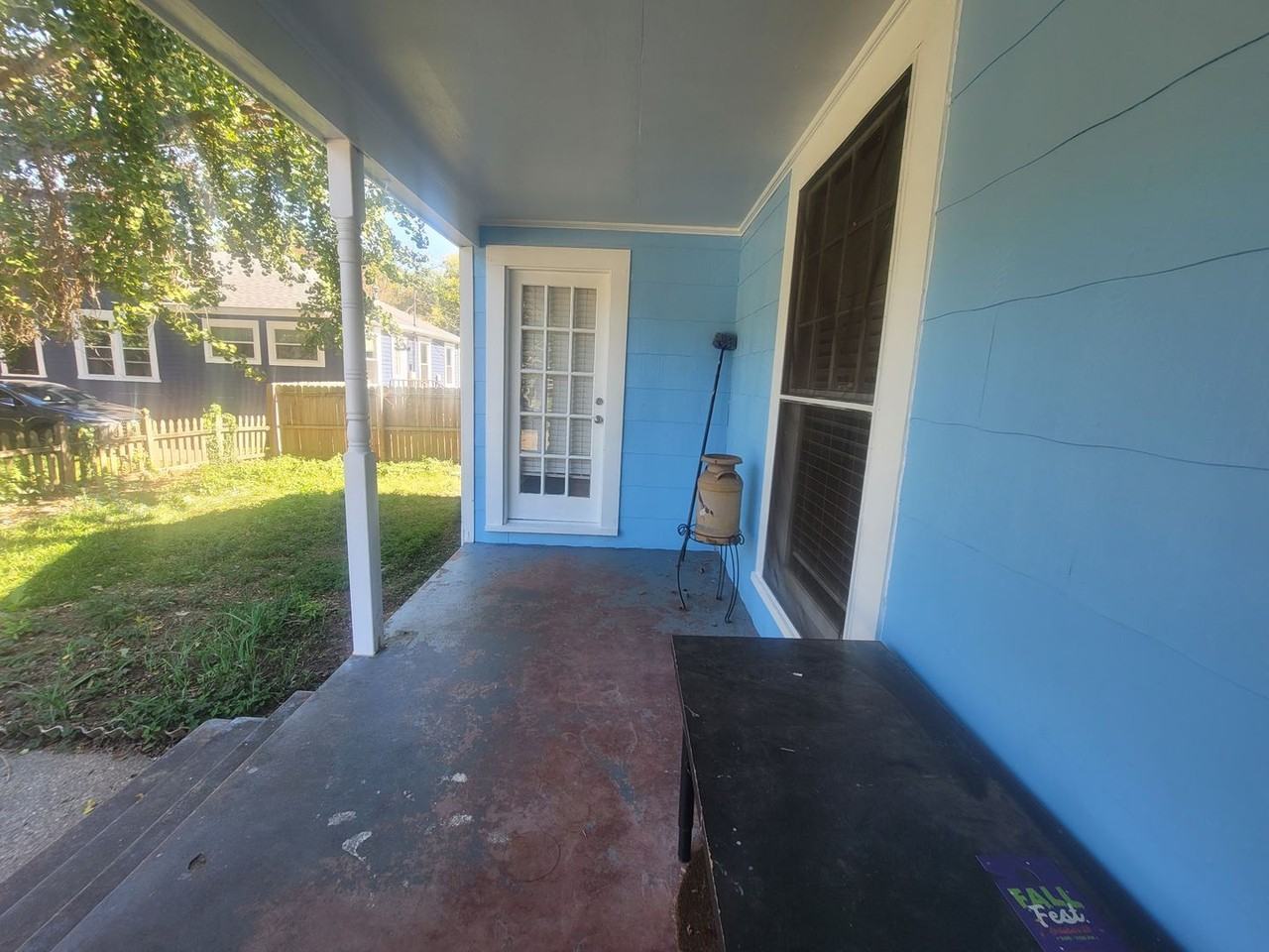 323 Albany Ave - Photo 3 of 39