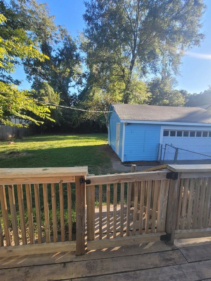 323 Albany Ave - Photo 5 of 39