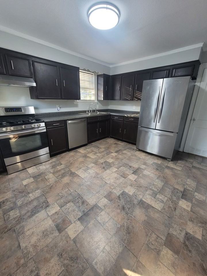 323 Albany Ave - Photo 7 of 39