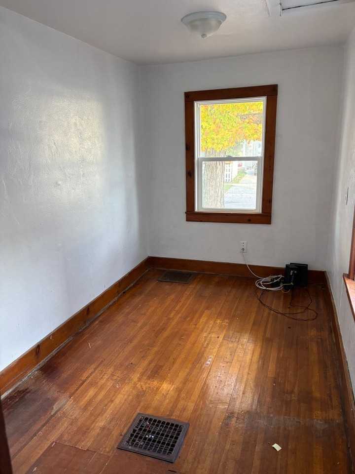 936 6th St - Photo 3 of 11