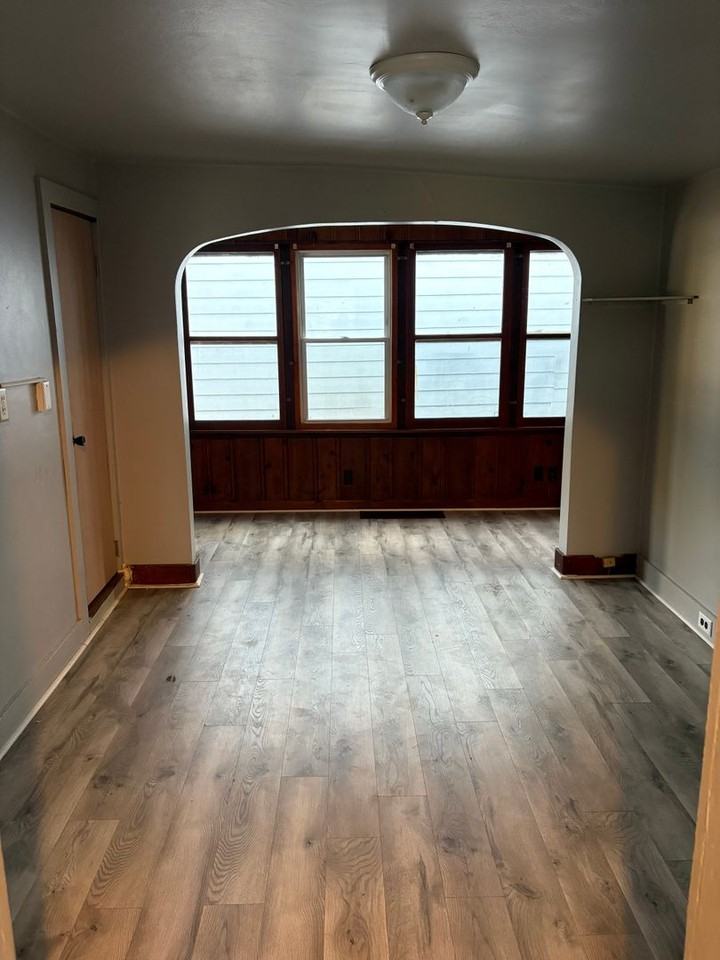 936 6th St - Photo 4 of 11