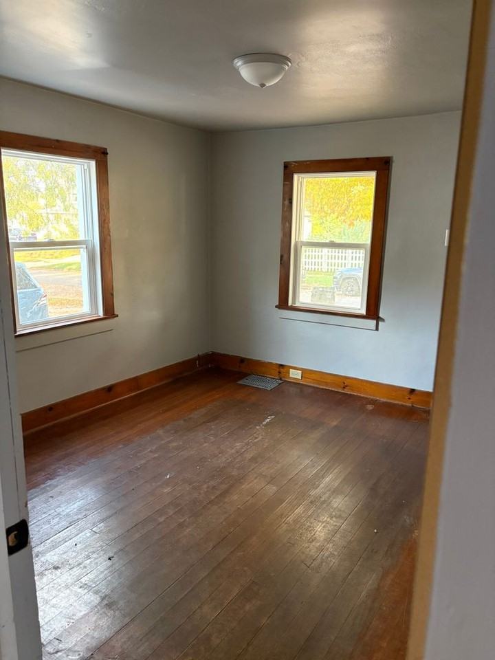 936 6th St - Photo 5 of 11