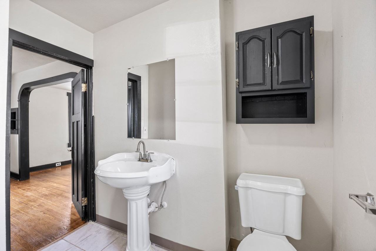 1812 Francis Ave - Photo 2 of 14