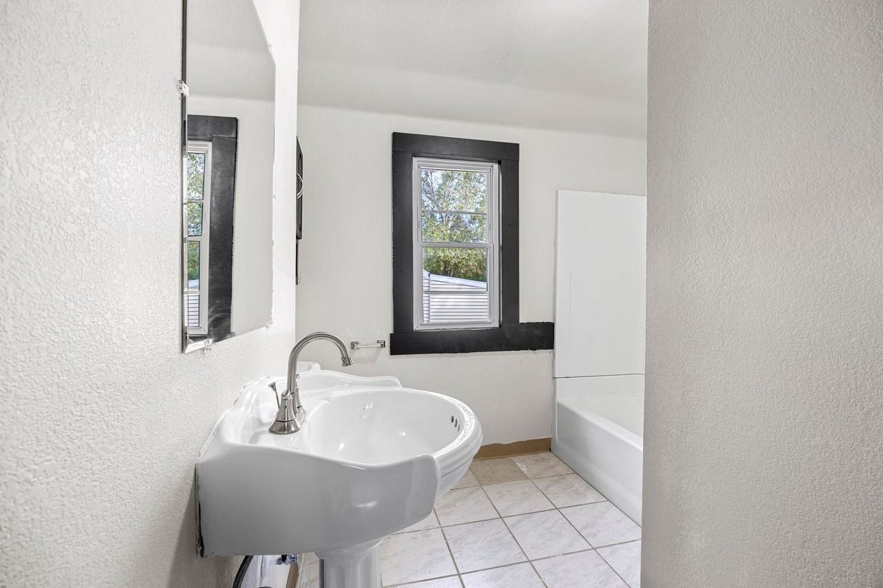 1812 Francis Ave - Photo 3 of 14