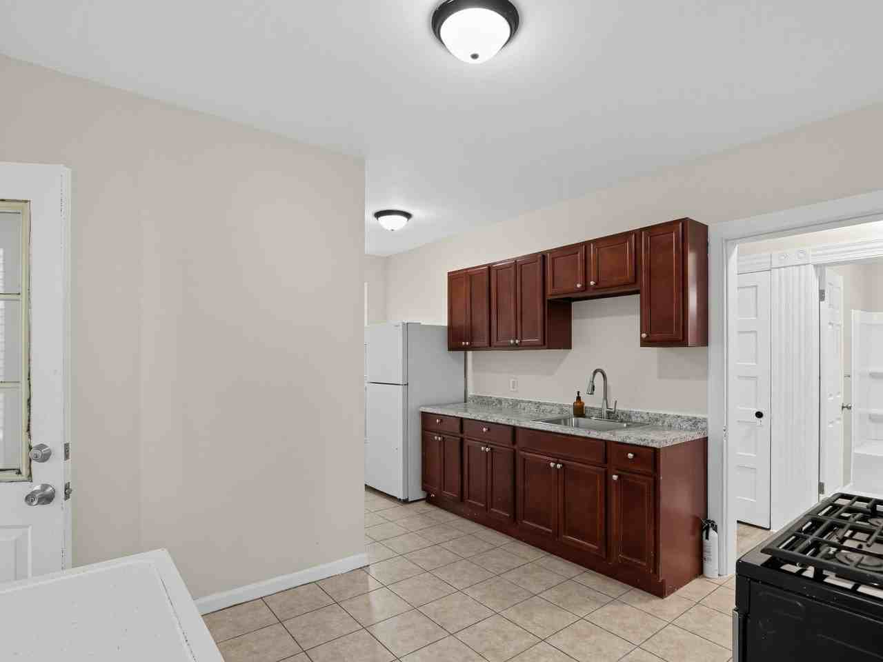 10 Cottage St - Photo 4 of 11