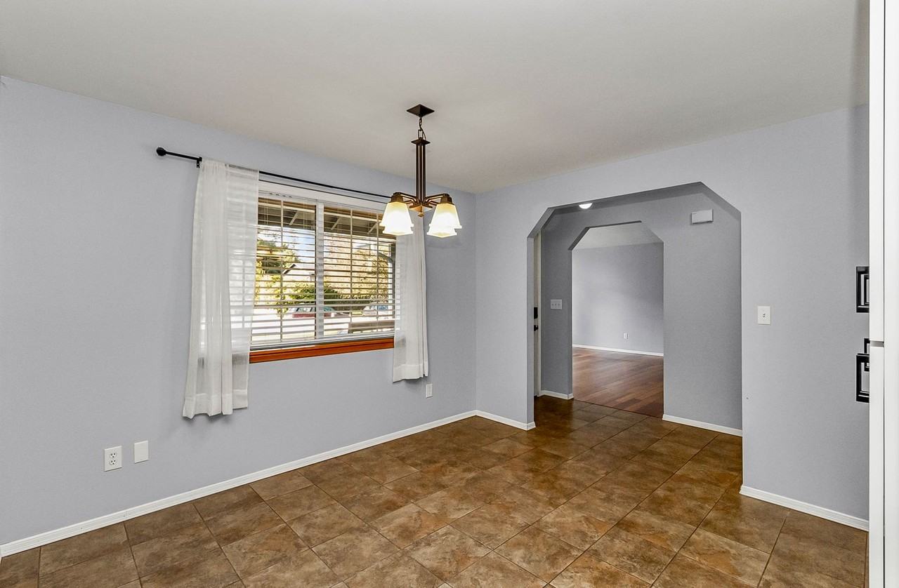 16415 Jordan Way - Photo 3 of 10