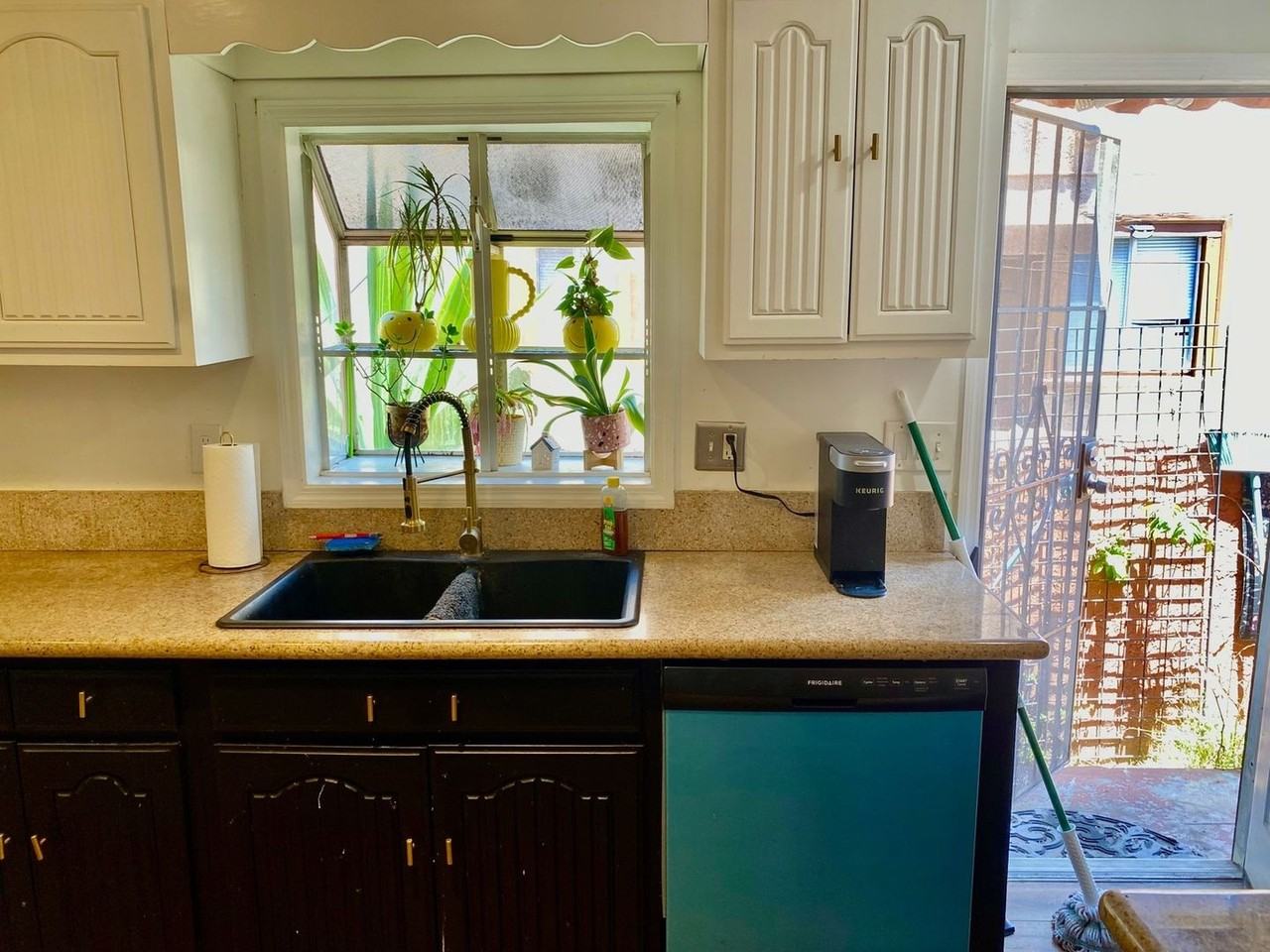 1936 S Palm Grove Ave - Photo 4 of 26