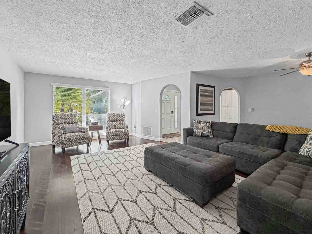 1626 Treasure Dr - Photo 3 of 22