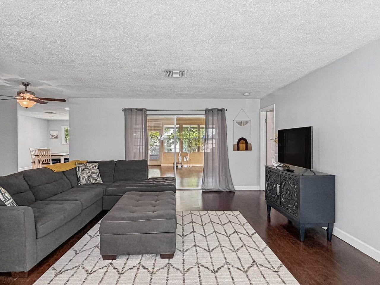 1626 Treasure Dr - Photo 4 of 22