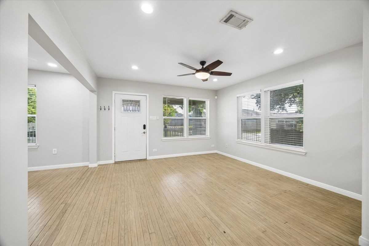 4801 Avenue H - Photo 3 of 16