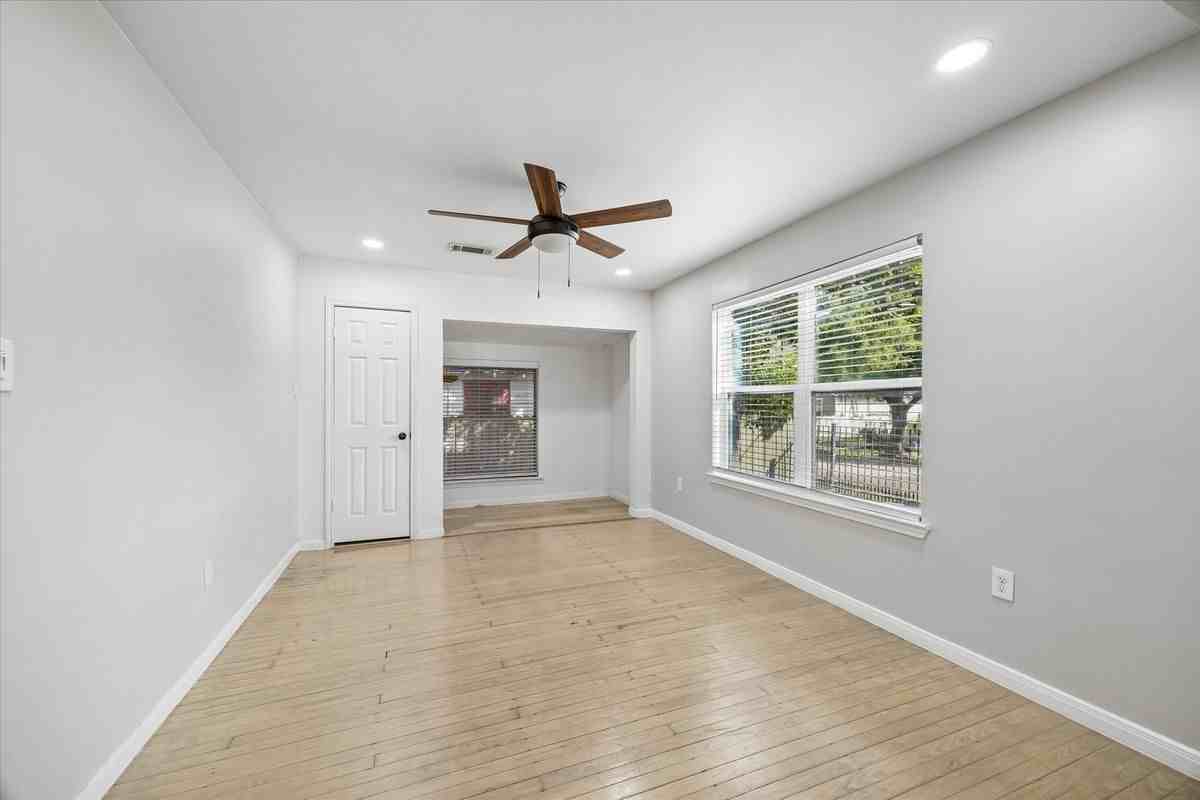 4801 Avenue H - Photo 4 of 16