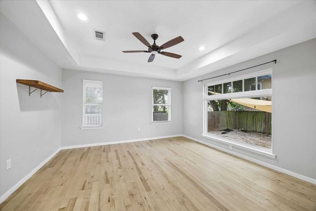 4801 Avenue H - Photo 5 of 16