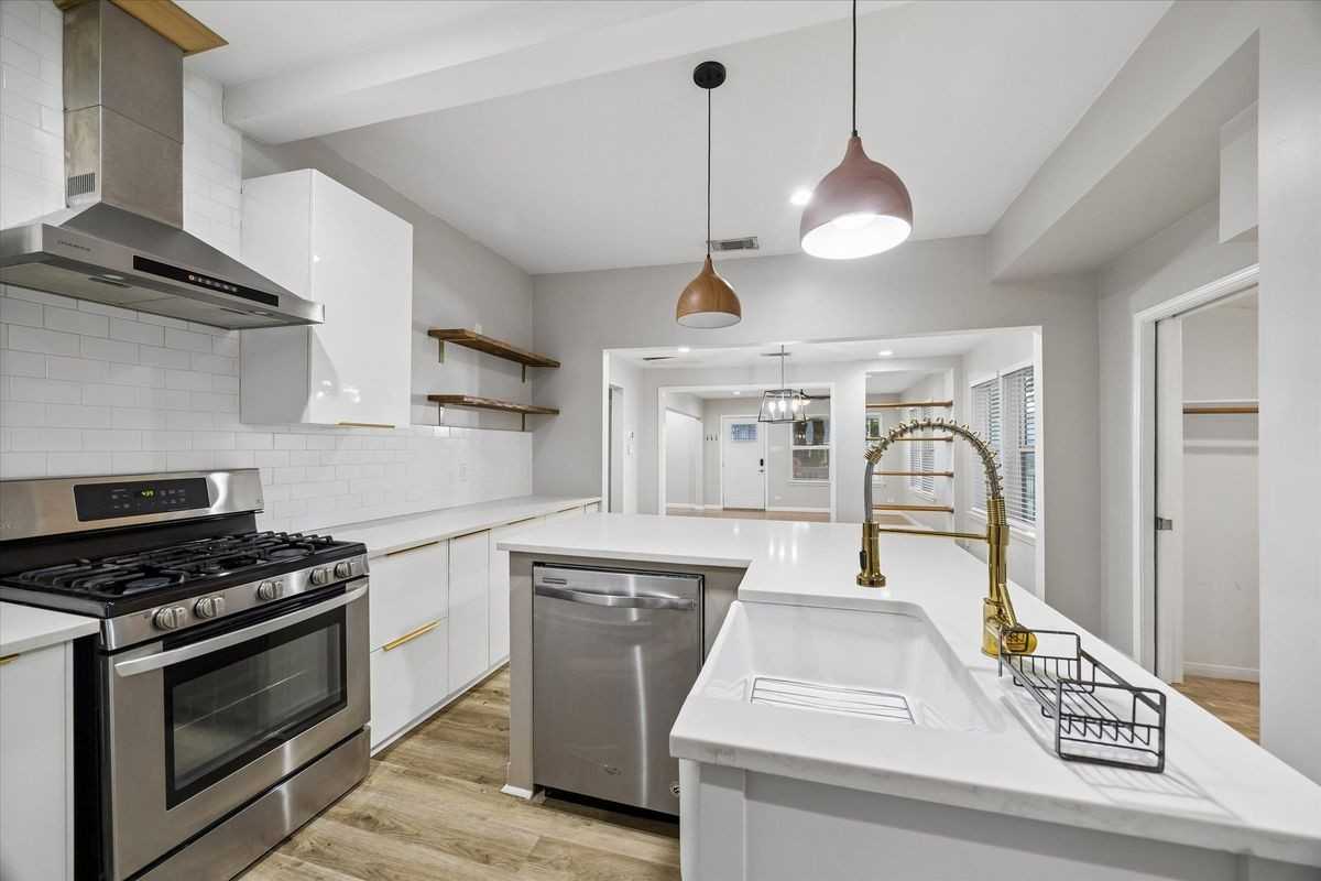 4801 Avenue H - Photo 6 of 16