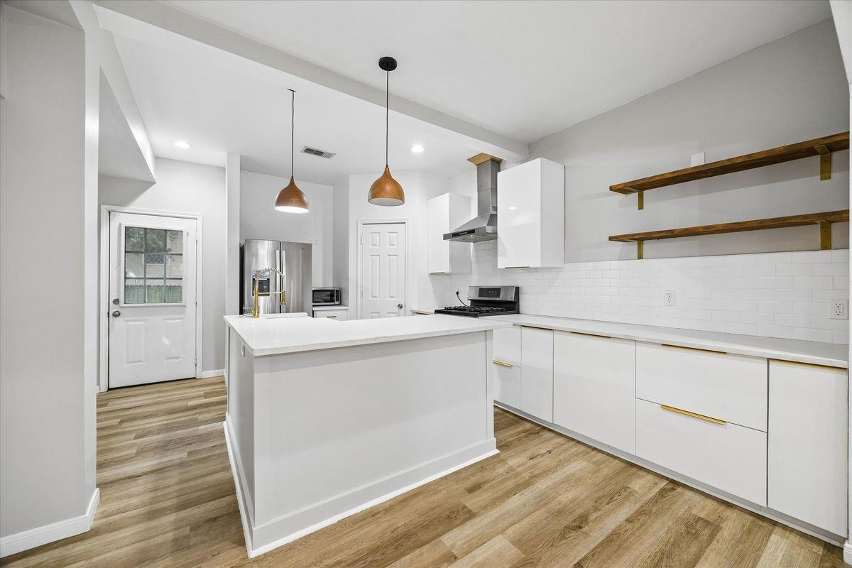 4801 Avenue H - Photo 7 of 16