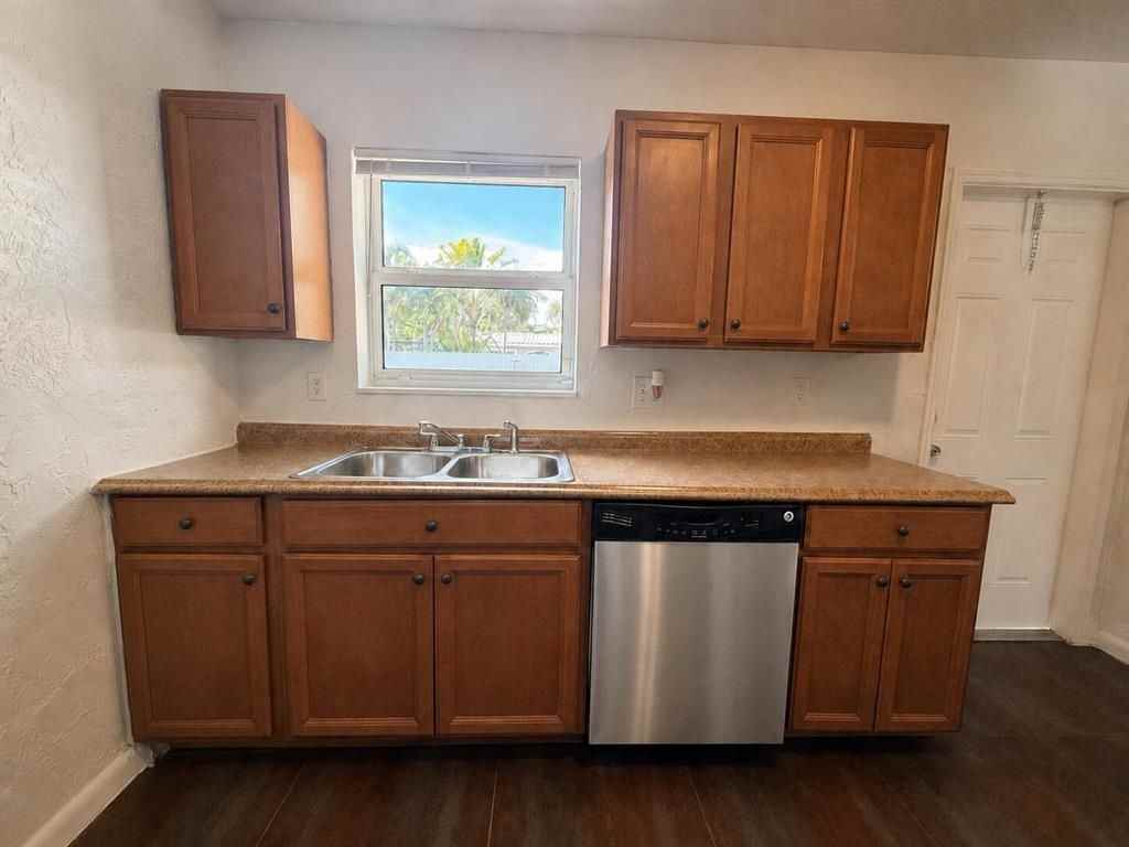 1642 Nw 13th St - Photo 2 of 9