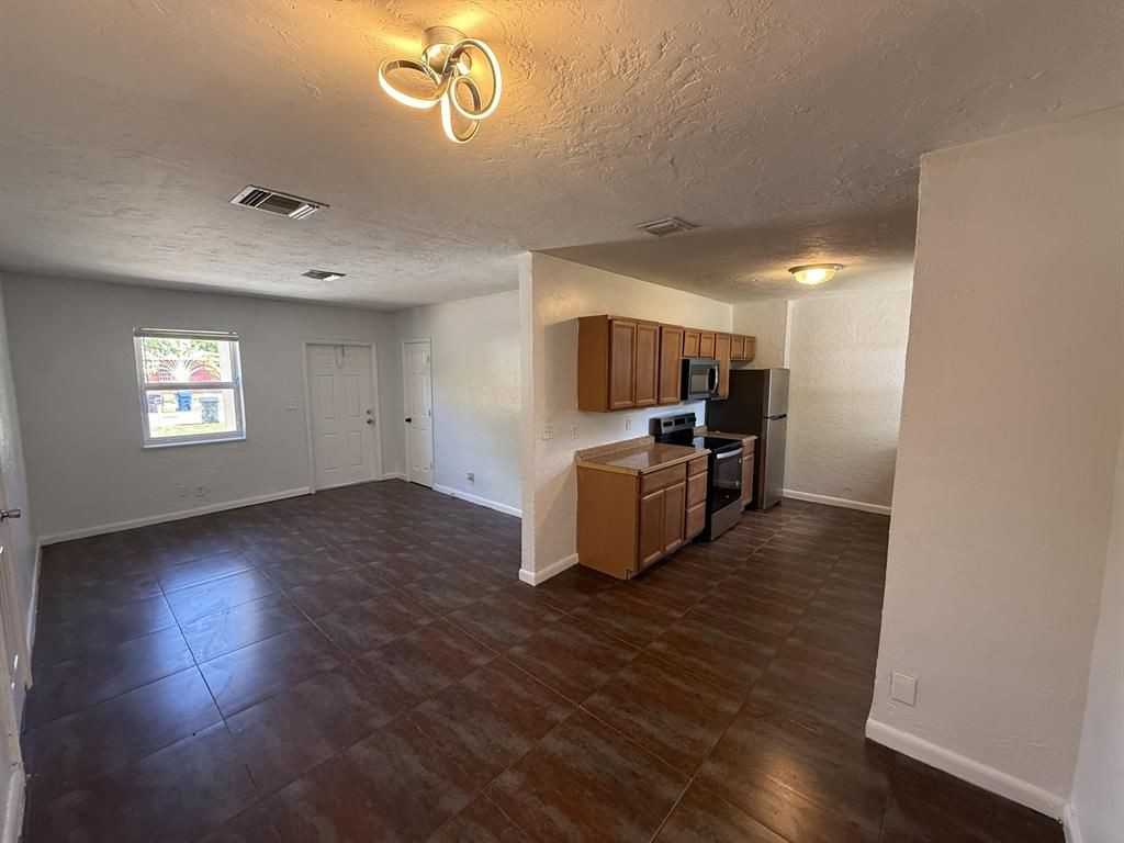 1642 Nw 13th St - Photo 4 of 9