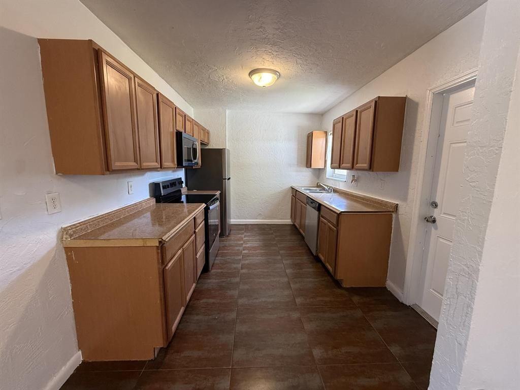 1642 Nw 13th St - Photo 5 of 9