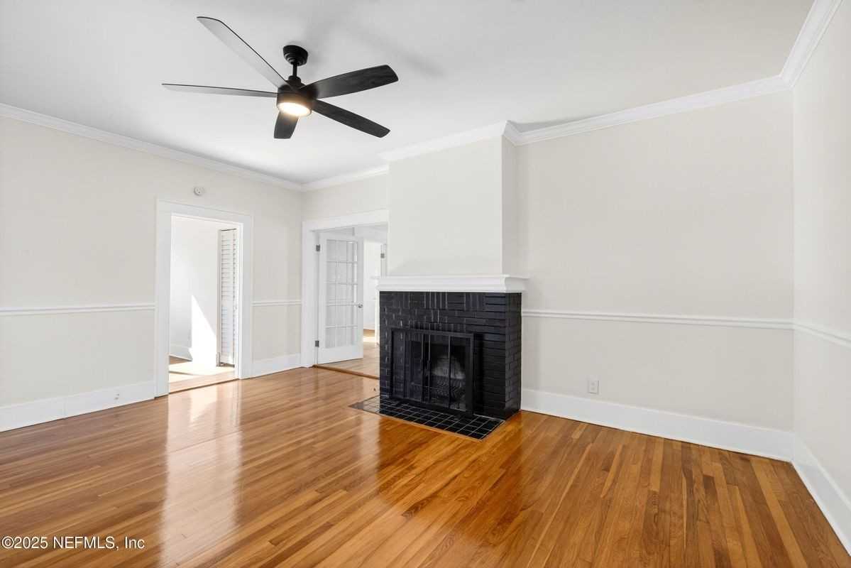 1048 Ingleside Ave - Photo 3 of 32