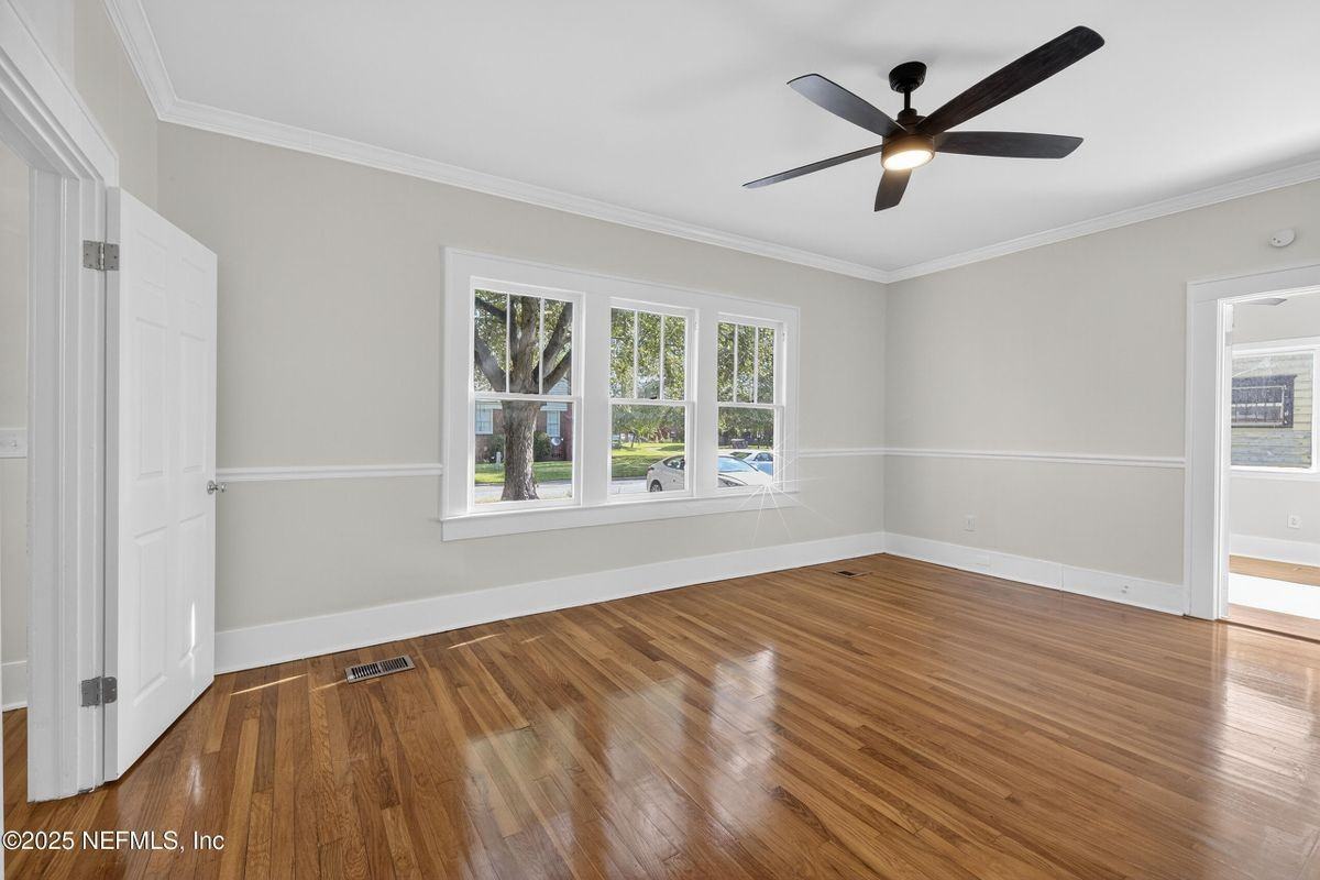 1048 Ingleside Ave - Photo 4 of 32