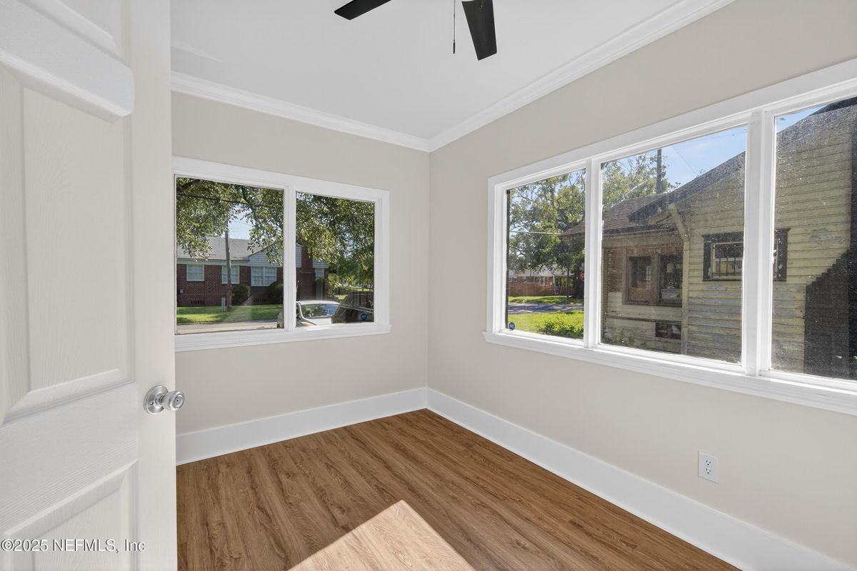 1048 Ingleside Ave - Photo 5 of 32