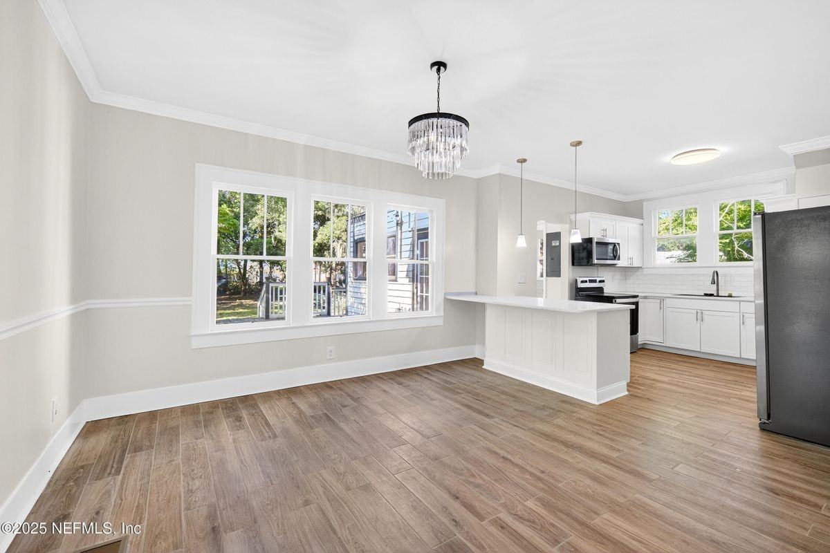 1048 Ingleside Ave - Photo 6 of 32