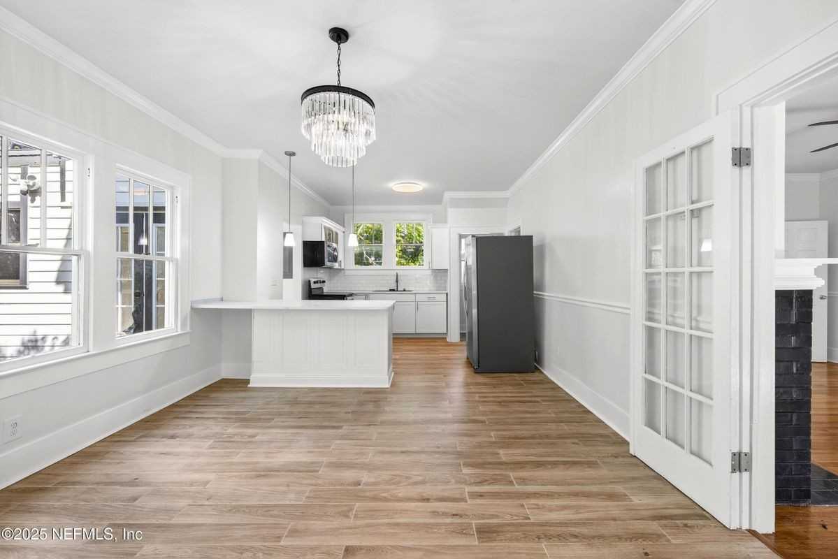 1048 Ingleside Ave - Photo 7 of 32