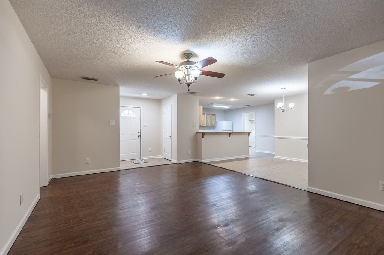 121 Creekside Dr - Photo 2 of 14