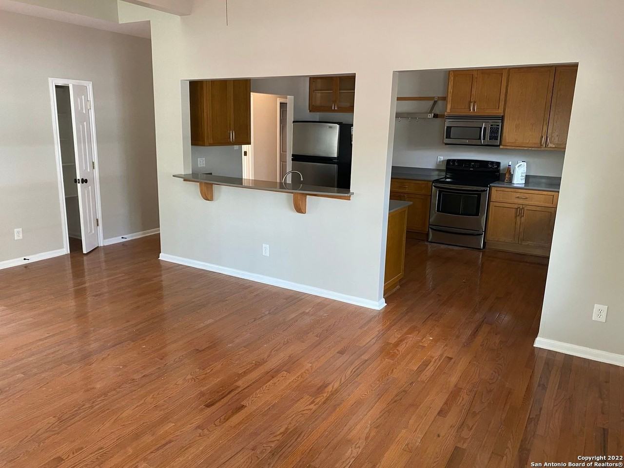 215 Simon - Photo 2 of 15