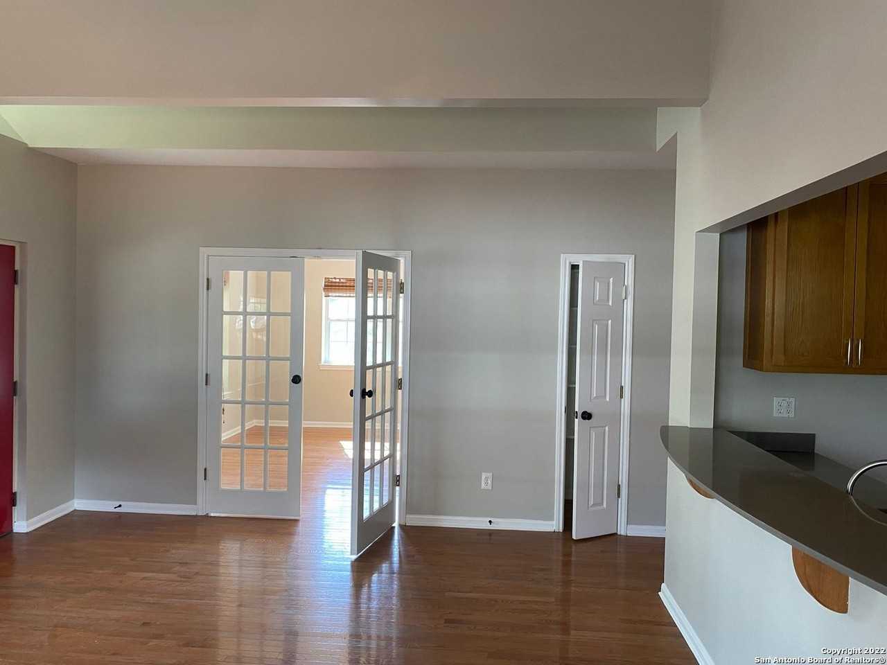 215 Simon - Photo 3 of 15