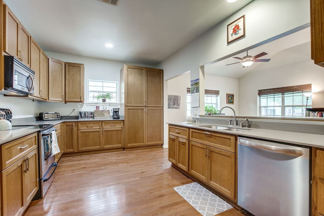 215 Simon - Photo 4 of 15